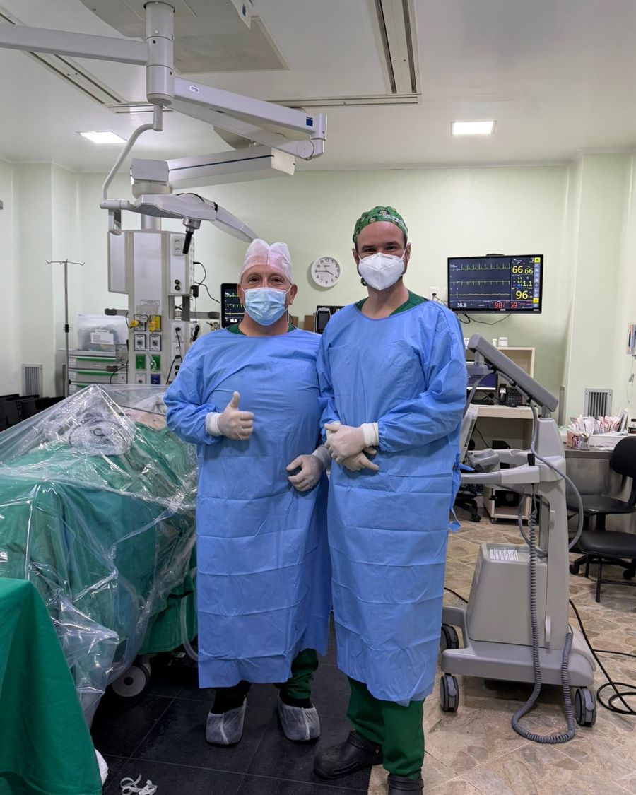 Dr. Luiz Henrique Locks e colega no centro cirúrgico