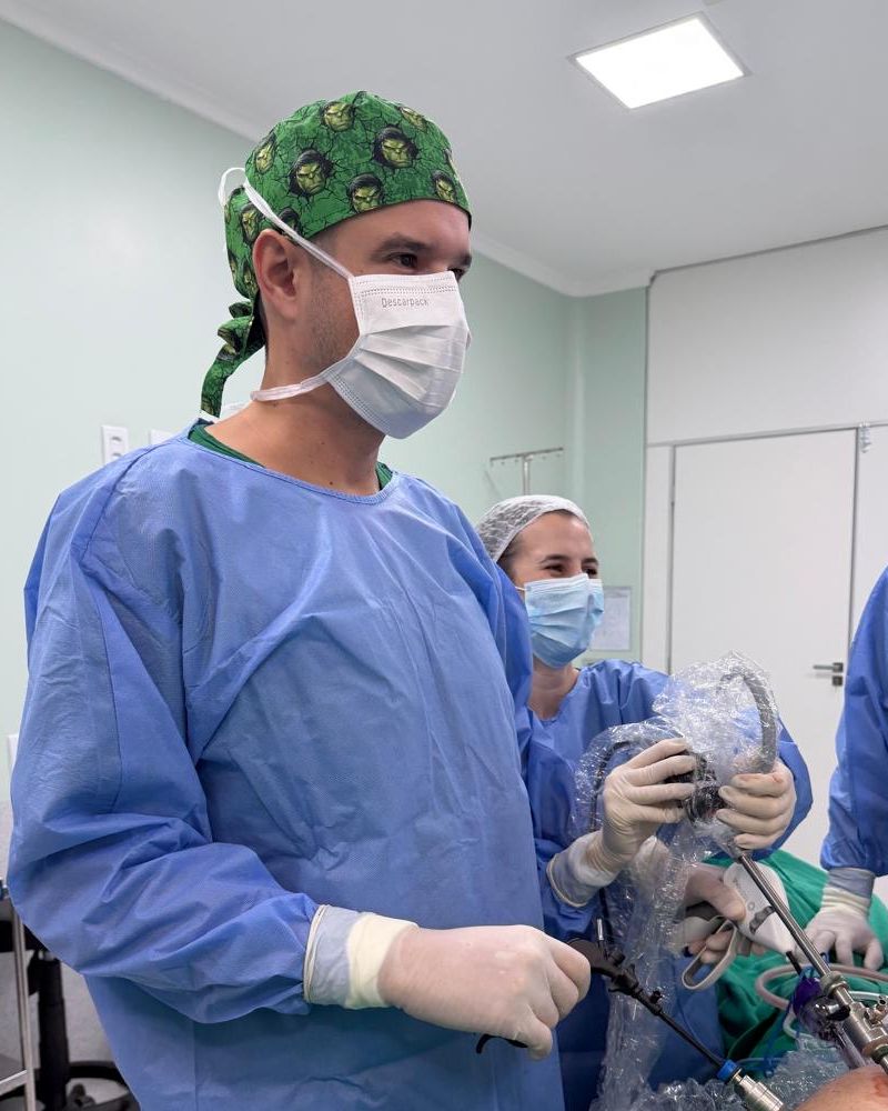 Dr. Luiz Henrique Locks operando por videolaparoscopia